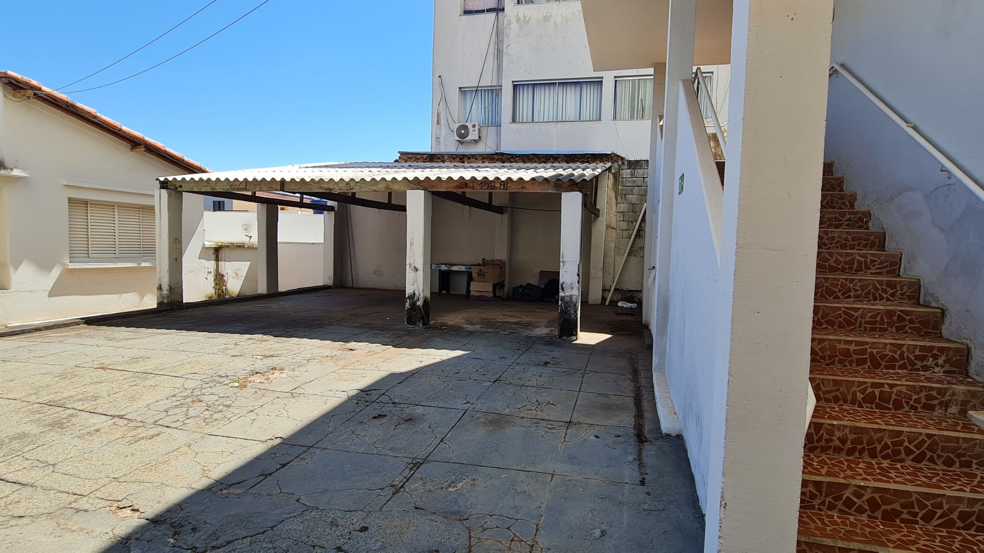 Visão dos fundos do terreno (atrás dos prédios)