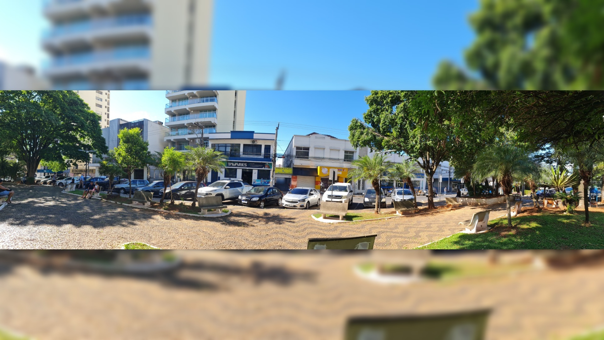 Prédios vistos de dentro da praça