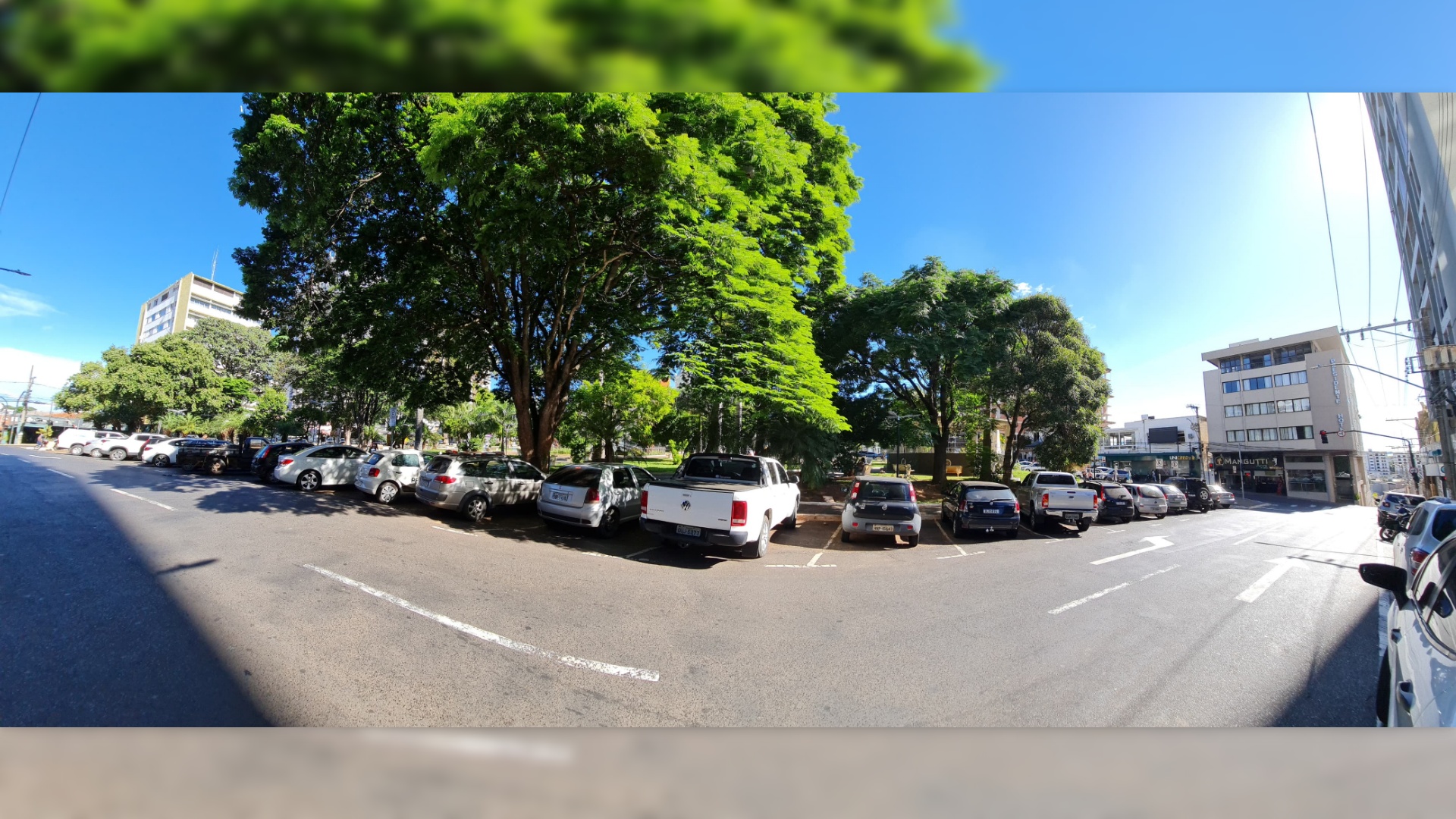 Praça na frente do terreno (praça da matriz)