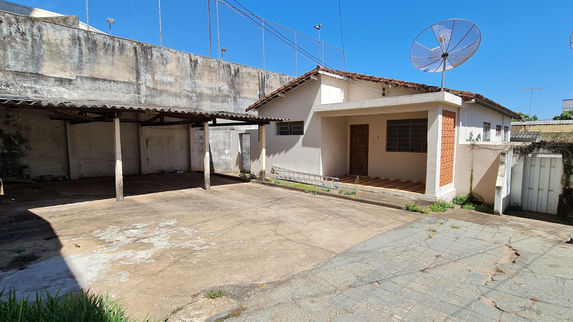 Visão dos fundos do terreno (atrás dos prédios)